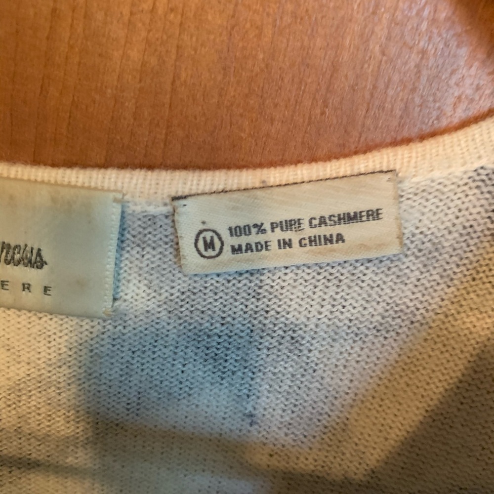 Neiman Marcus Cashmere top. - Picture 7 of 7